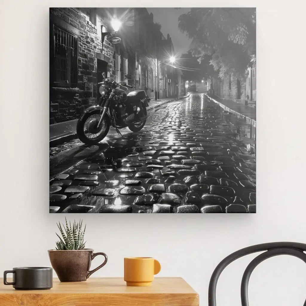 Tableau Moto Rue Pavée Pluvieuse Noir et Blanc - #tag1# - #tag2#