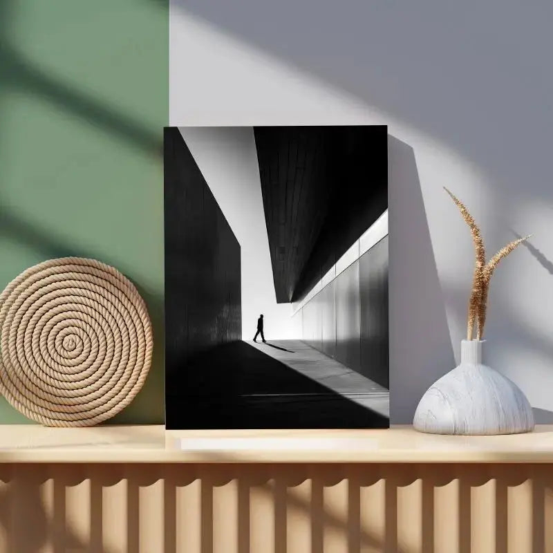 Tableau noir et blanc d’une scène mêlant architecture moderne et personnage, composition graphique et urbaine