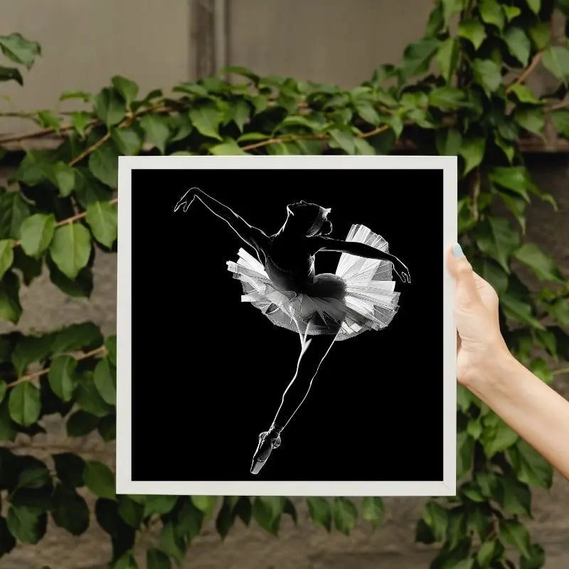 Tableau monochrome représentant une danseuse étoile, pose gracieuse et élégance intemporelle