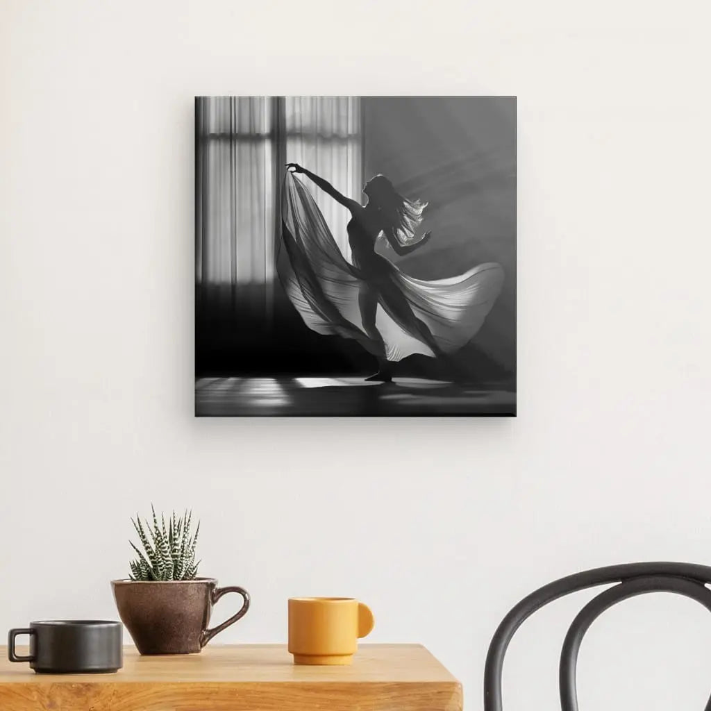 Tableau noir et blanc d’une femme en robe voilée sur scène, ambiance artistique et poétique