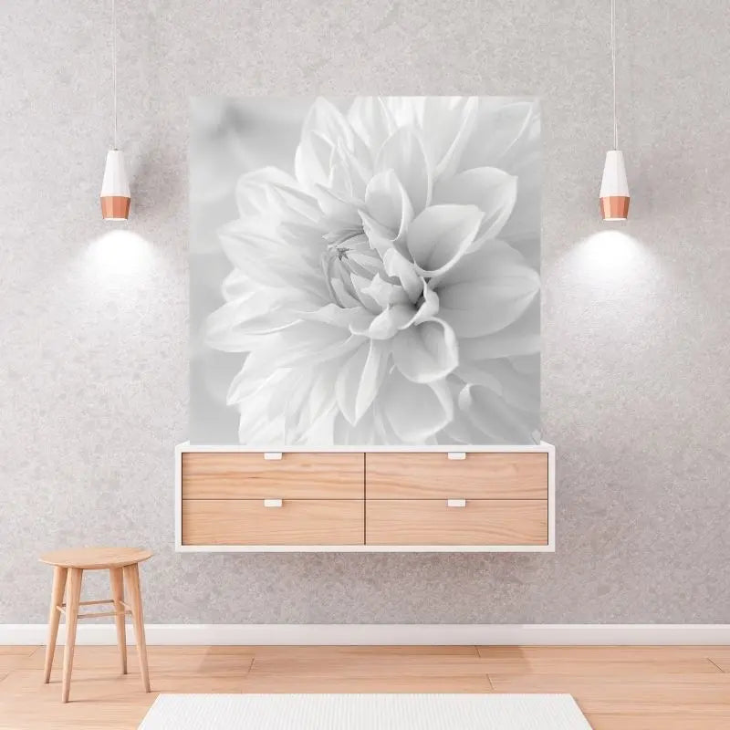 Tableau noir et blanc d’une fleur blanche aux pétales délicats, style naturel et raffiné