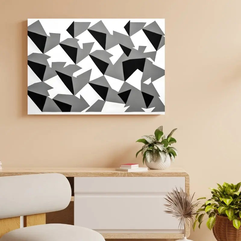 Composition abstraite en noir et blanc de triangles géométriques, au style minimaliste et moderne, créant une harmonie visuelle élégante et structurée.