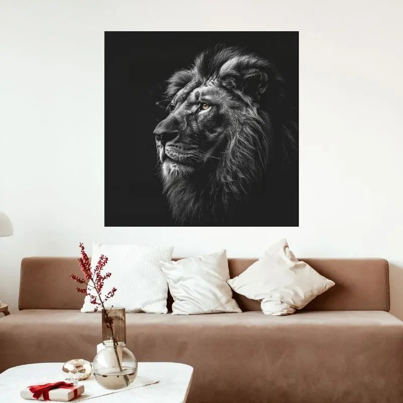Tableau noir et blanc d’un lion, roi de la jungle, avec des yeux marrons, regard puissant et majestueux