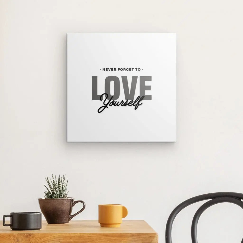 Tableau noir et blanc avec la citation "Love Yourself" dans un style moderne et épuré