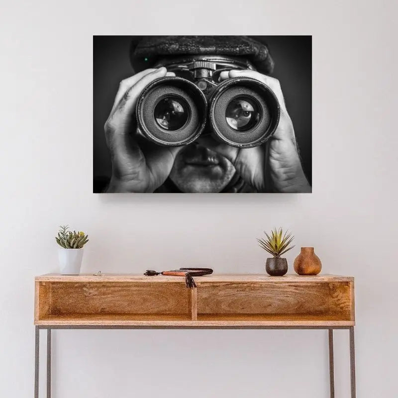 Tableau en noir et blanc d’un marin avec jumelles et expression drôle, scène humoristique et originale pour décoration murale