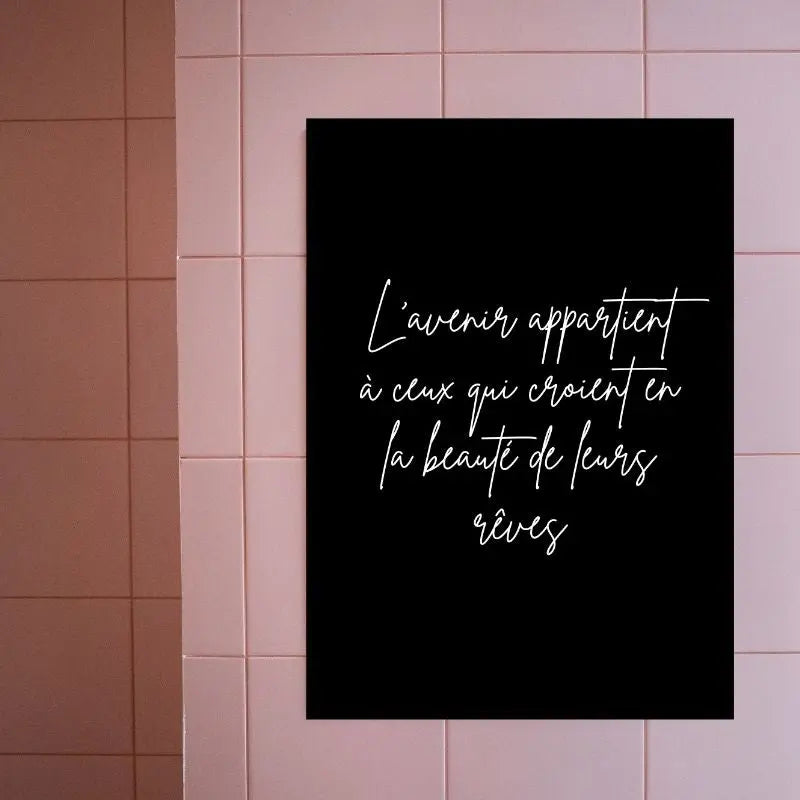 Tableau minimaliste noir et blanc avec une citation sur l’avenir, design épuré et contemporain