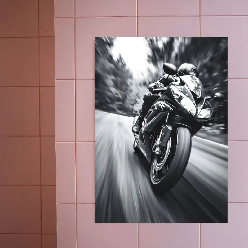 Tableau noir et blanc d’une moto de sport en pleine vitesse, photographie dynamique et puissante