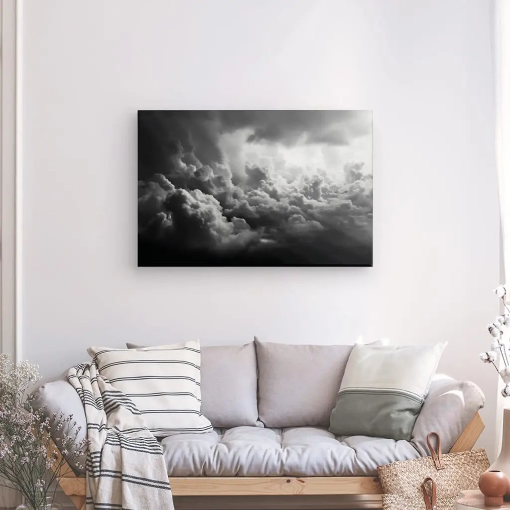 Formation de nuages type cumulonimbus capturée en noir et blanc, offrant une vision poétique et dramatique du ciel en textures de coton.