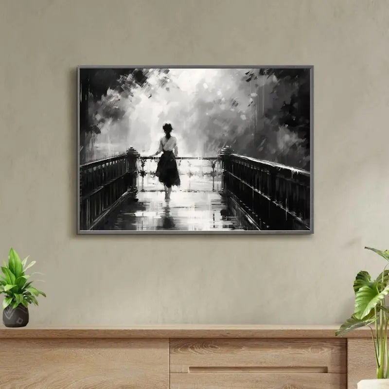 Peinture à la gouache en noir et blanc d’une femme marchant dans un parc, scène paisible et poétique aux accents nostalgiques et élégants.