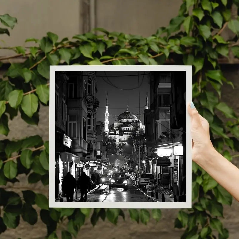 Tableau noir et blanc d’une photographie nocturne d’Istanbul, ambiance urbaine élégante et mystérieuse