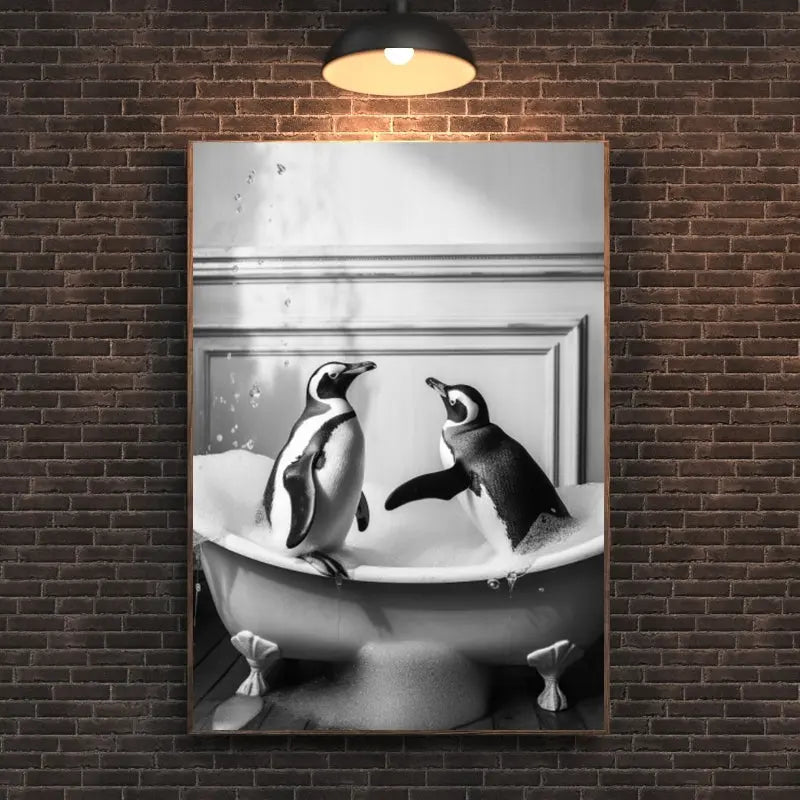 Tableau décoratif en noir et blanc représentant des pingouins dans une baignoire, une scène originale et humoristique idéale pour une salle de bain.