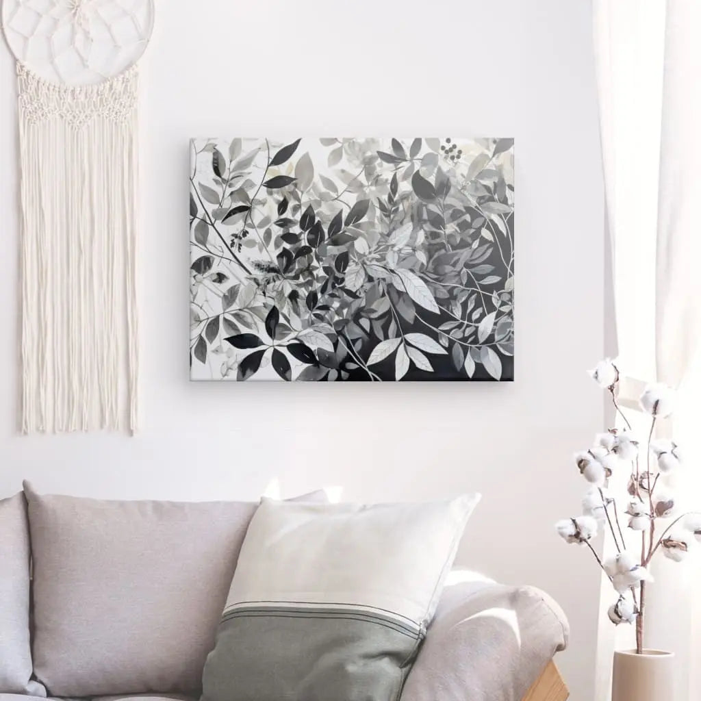 Composition artistique en noir et blanc de plantes et feuilles, célébrant la beauté de la nature dans un style sobre et élégant.