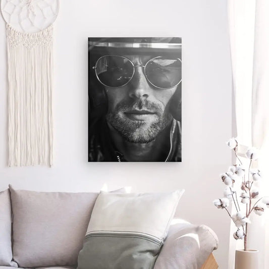 Portrait en gros plan noir et blanc d’un motard portant des Ray-Ban, image stylée et intense