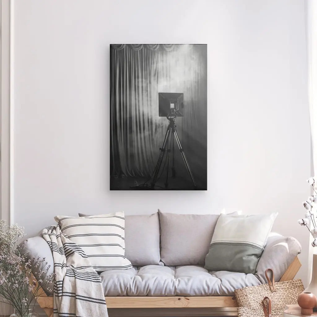 Tableau noir et blanc d’un projecteur de cinéma, hommage vintage à l’univers du septième art