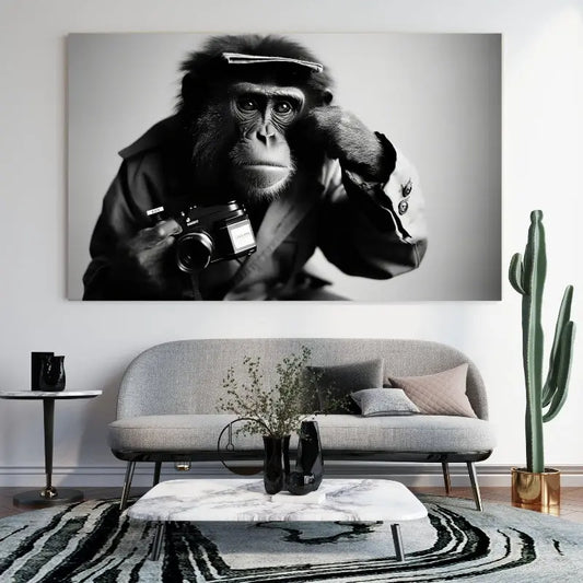 Tableau noir et blanc d’un singe habillé en photographe, scène humoristique et décalée