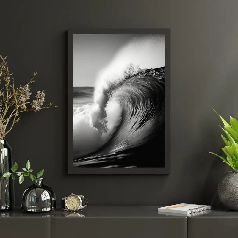Tableau noir et blanc d’une vague en rouleau dans l’océan, scène dynamique et puissante idéale pour les passionnés de surf