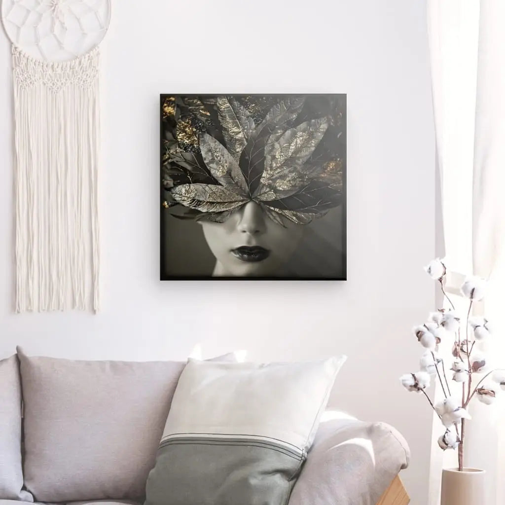 Tableau en noir et blanc d’un visage de femme orné de plumes dorées, œuvre élégante et sophistiquée pour décoration murale