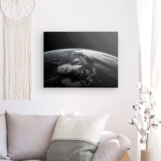 Tableau en noir et blanc d’une vue satellite de la Terre, image fascinante et moderne pour décoration murale