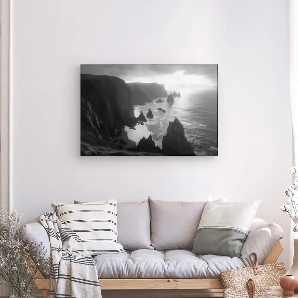Tableau noir et blanc représentant des falaises en bord de mer, paysage maritime dramatique et majestueux