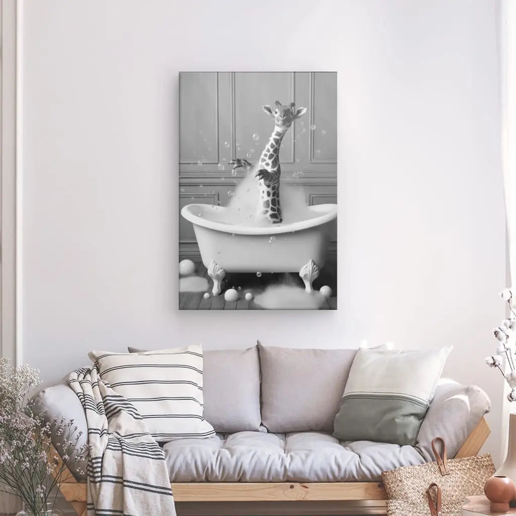 Tableau noir et blanc d’une girafe dans une baignoire, portrait animalier drôle et original pour une décoration de salle de bain