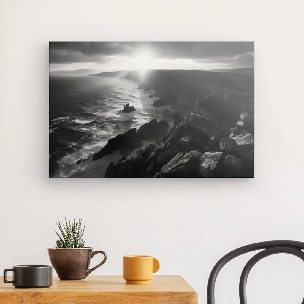 Tableau noir et blanc d’un paysage maritime en Bretagne avec falaises, scène côtière sauvage et authentique