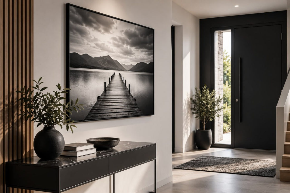 Tableau ponton noir et blanc dans une entrée moderne avec porte noire et console