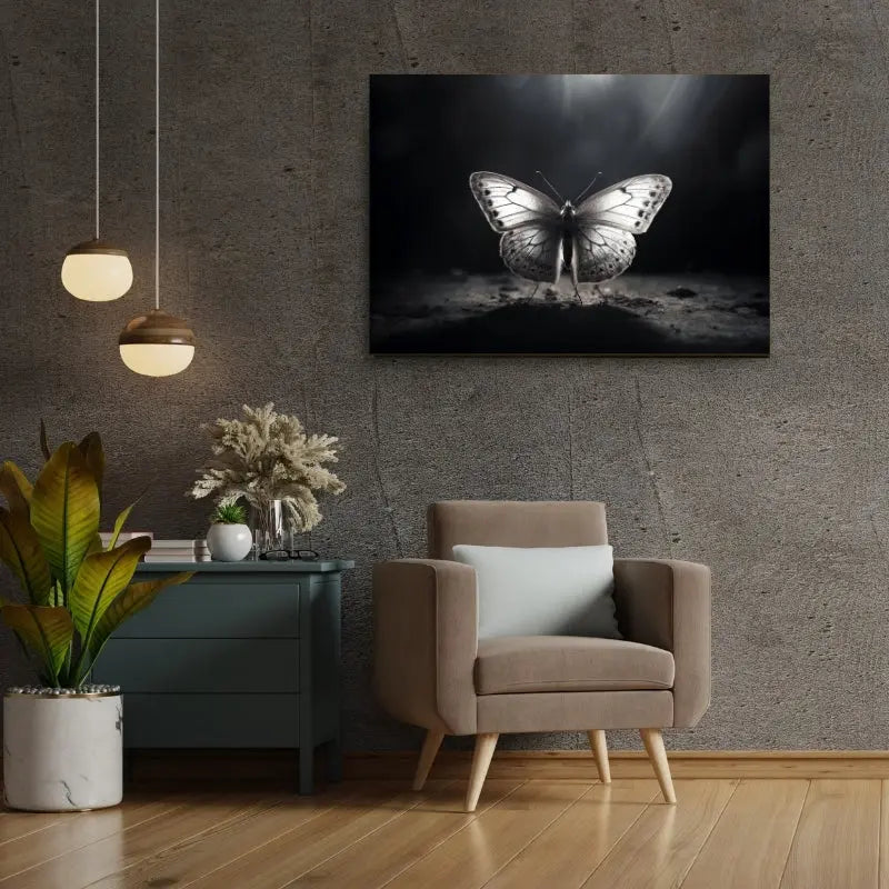 Un salon cosy avec un fauteuil beige, une petite table ornée de plantes et de décorations, et une grande œuvre d'art Tableau Papillon Moderne Noir et Blanc sur un mur gris texturé.