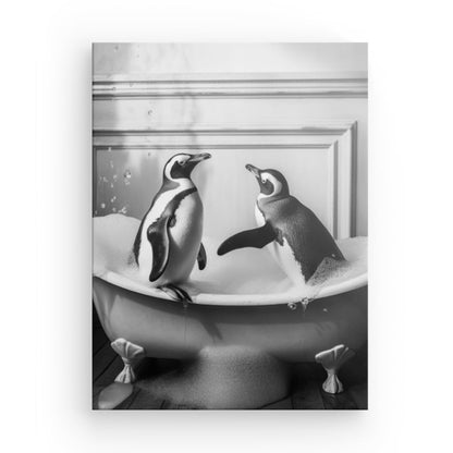 Deux pingouins debout dans une baignoire sur pattes savonneuse avec des bulles, contre un mur lambrissé blanc, créent un charmant Tableau Pingouins Salle de Bain Baignoire Portrait Animaux Noir et Blanc dans cette salle de bain fantaisiste.