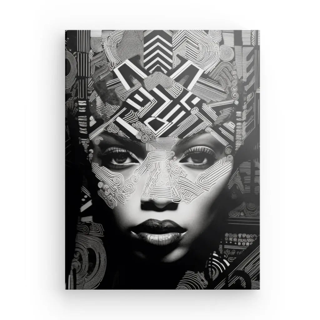 Tableau Portrait Femme Africaine Art Ethnique Noir et Blanc, ce portrait captivant représente un gros plan du visage d'une femme orné de motifs géométriques complexes, incarnant l'essence de l'art ethnique contemporain.