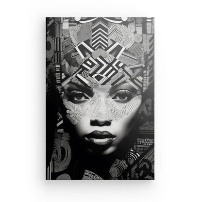 Oeuvre monochromatique représentant un visage de femme avec des motifs géométriques et abstraits superposés à l'image, créant un Tableau Portrait Femme Africaine Art Ethnique Noir et Blanc qui capture l'essence de l'art ethnique contemporain.