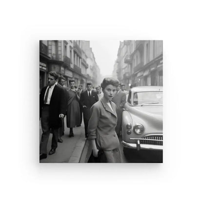 Un *Tableau Portrait Femme Photo Vintage New York Noir et Blanc* capture un tableau noir et blanc d'une femme en costume debout dans une rue animée de la ville à côté d'une voiture classique, avec plusieurs hommes en arrière-plan passant devant les magasins.