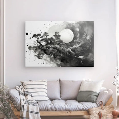 Un salon minimaliste comprenant un canapé gris avec des coussins rayés et un Tableau Paysage Onirique Peinture Abstraite Moderne Noir et Blanc représentant un paysage au clair de lune.