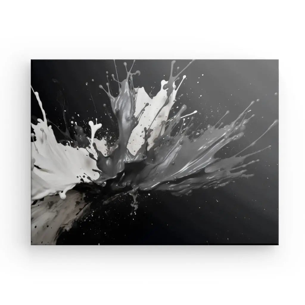 Peinture abstraite avec éclaboussures de peinture dynamiques en noir, blanc et gris sur fond sombre. Les couleurs s'entremêlent, créant une sensation de mouvement et de contraste, incarnant l'essence de l'art contemporain dans un Tableau Abstrait Monochrome Eclaboussure Peintures Fond Noir.