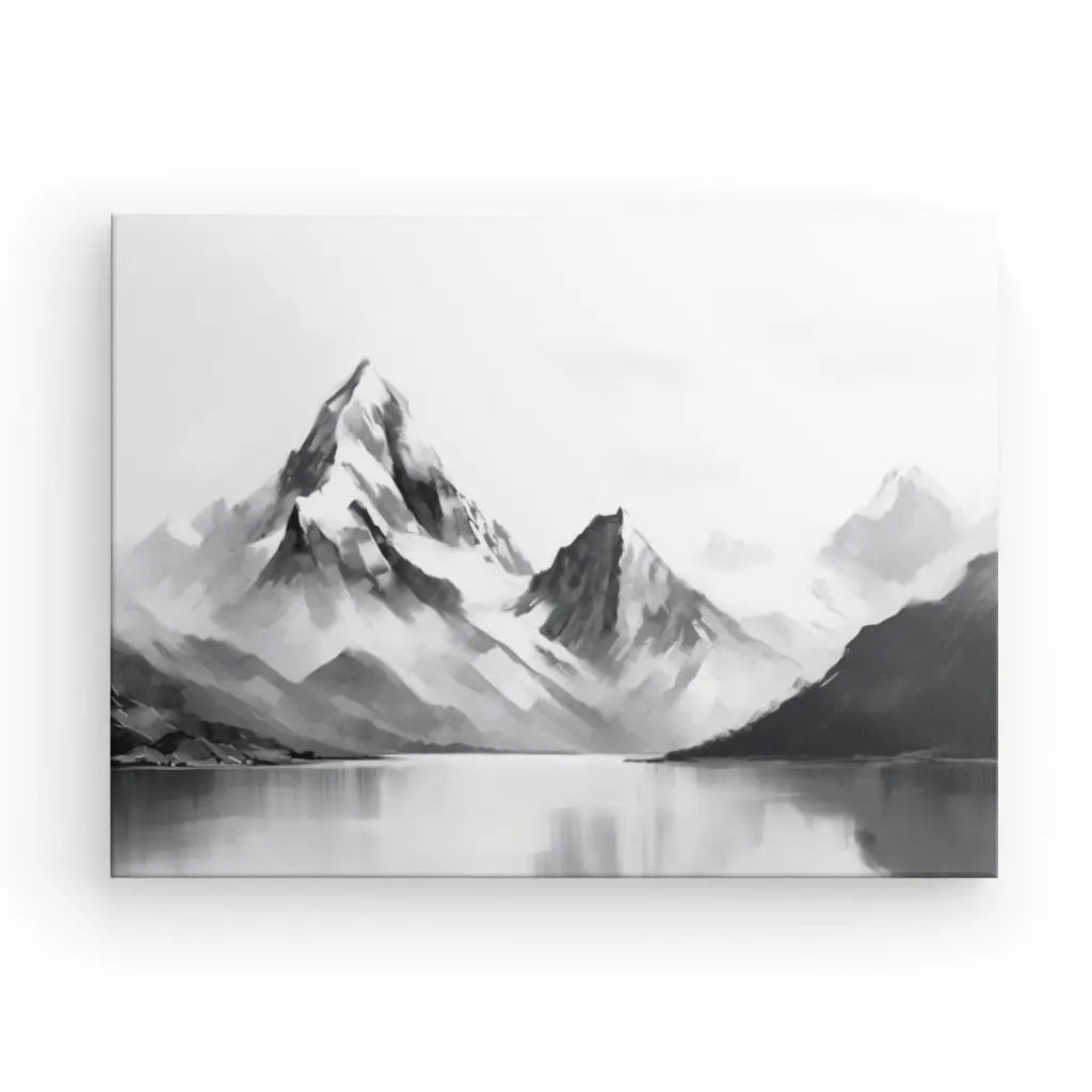 Peinture en noir et blanc d'une chaîne de montagnes reflétée dans un lac calme, avec des sommets enneigés et des collines brumeuses environnantes - un ajout parfait au Tableau Peinture Montagnes Enneigées Paysage Noir et Blanc.