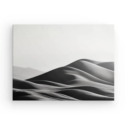 Une superbe photographie en noir et blanc du Tableau Photographique Dunes de Sable Noir et Blanc sous un ciel clair.