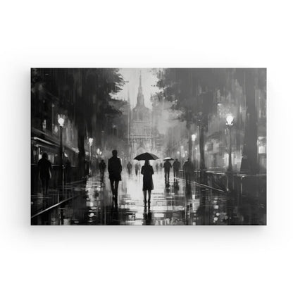 Image en noir et blanc de personnes marchant dans une rue mouillée et réfléchissante sous des parapluies pendant une nuit pluvieuse, avec un grand bâtiment illuminé en arrière-plan. Ce Tableau Peinture Femme Sous la Pluie Noir et Blanc capture la beauté sereine de la scène.