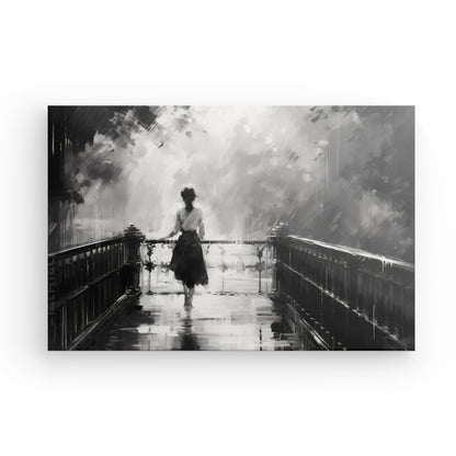 Un Tableau Peinture Femme Marche dans un Parc Gouache Noir et Blanc en noir et blanc représente une silhouette solitaire traversant un pont brumeux. L'arrière-plan est flou, soulignant le sentiment de solitude et de mystère de cette œuvre d'art captivante.