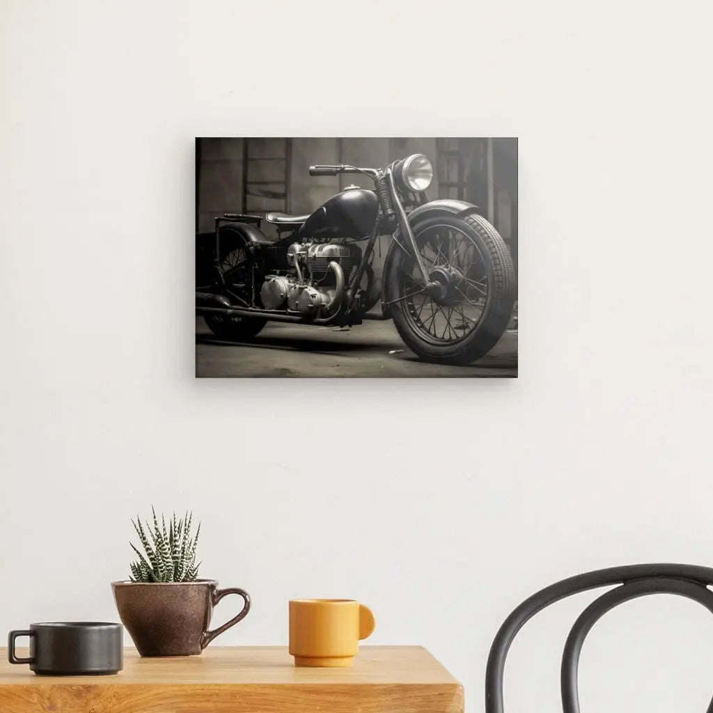 Un Tableau Moto Rétro Vintage Noir et Blanc est accroché sur un mur blanc au-dessus d'une table en bois avec une petite plante et deux mugs, ajoutant du charme à la décoration intérieure.