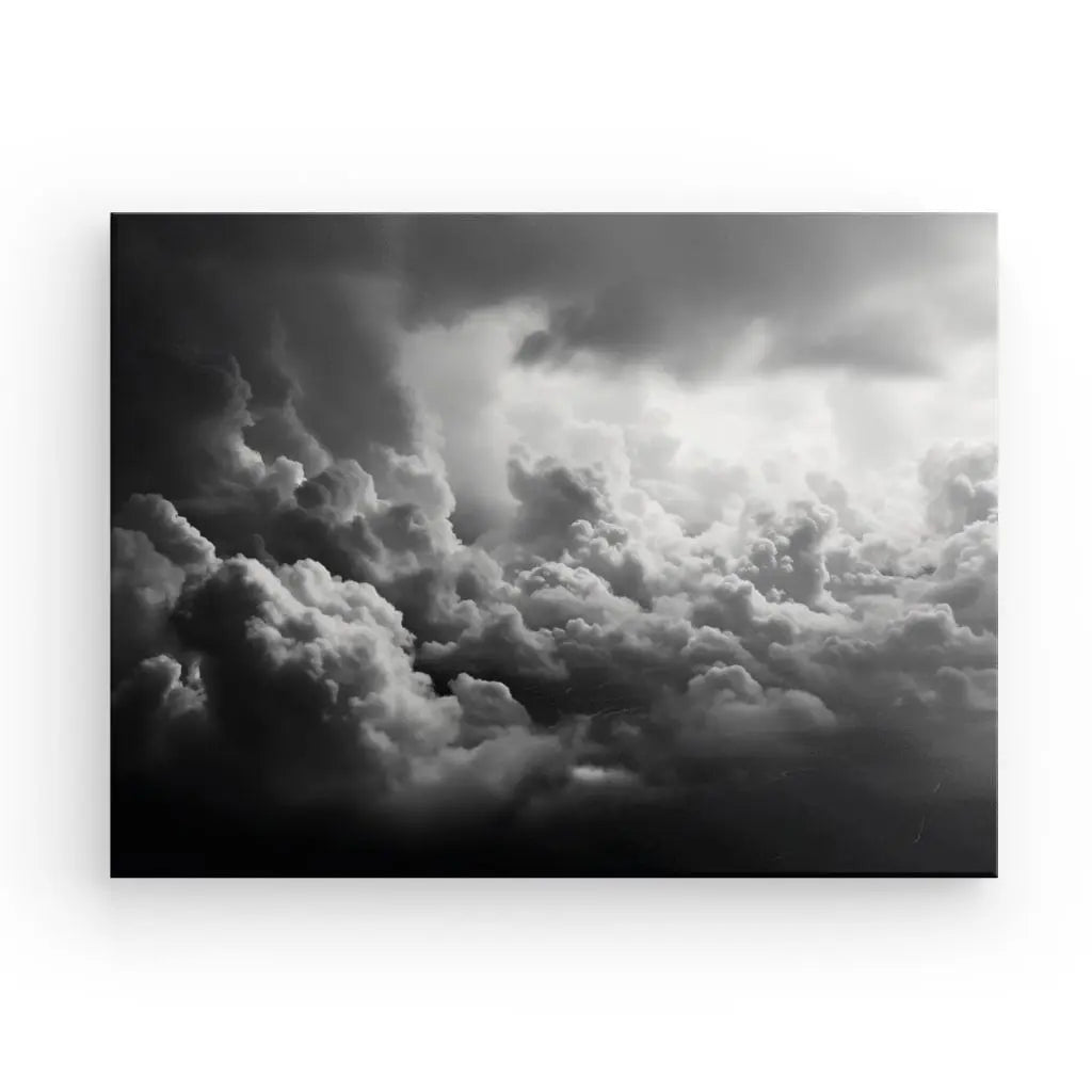 Une photographie en noir et blanc de nuages épais et spectaculaires remplissant le ciel, ressemblant à un Tableau Nuages Ciel Coton Cumulonimbus Noir et Blanc avec des textures et des profondeurs variables des formations nuageuses.