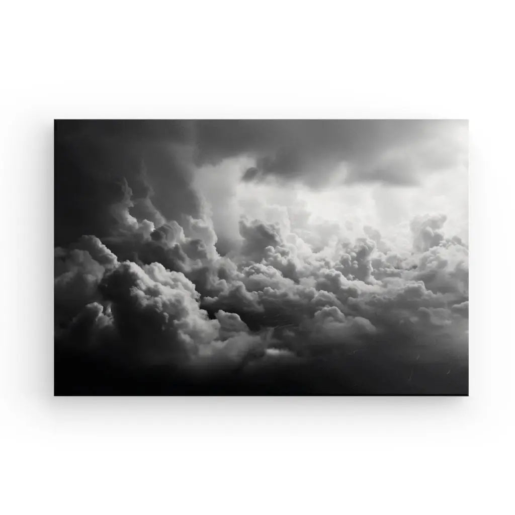 Photographie en noir et blanc de nuages denses et spectaculaires remplissant le ciel, ressemblant à un Tableau Nuages Ciel Coton Cumulonimbus Noir et Blanc avec des nuances variées de gris et des textures complexes.