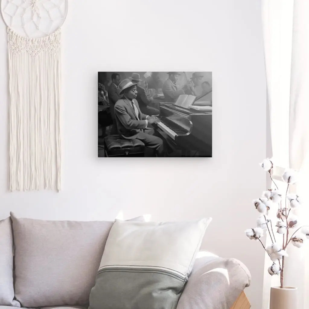 Un Tableau Peinture Jazzman Musique Piano Noir et Blanc est accroché sur un mur blanc au-dessus d'un canapé aux coussins gris et blancs. Une tenture murale en macramé et une décoration en cotonnier sont également visibles, ajoutant à l'ambiance clubs de jazz.