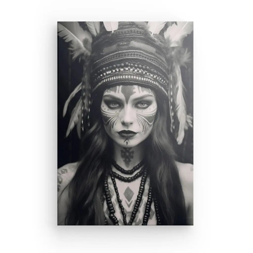 Portrait en noir et blanc d'une Femme Indienne, ornée d'une coiffe à plumes et d'un maquillage élaboré, accessoirisée de multiples colliers de perles. Ce saisissant Tableau Femme Indienne Portrait Noir et Blanc capture des détails complexes dans un superbe tableau noir et blanc.