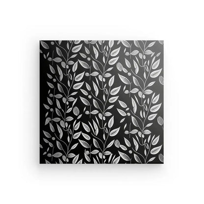 Un Tableau Végétation Plantes Grimpantes Minimalistes Noir et Blanc carré en noir et blanc présentant un motif répétitif de feuilles et de branches blanches sur fond noir.