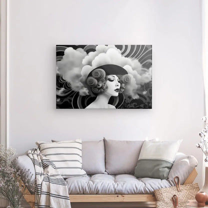 Un salon moderne avec un canapé gris orné de coussins rayés et unis. Un portrait surréaliste en noir et blanc d'une femme avec des nuages constitue la pièce maîtresse au-dessus du canapé, ajoutant une touche d'art pop culture à la décoration intérieure Tableau Moderne Femme Nuages Pop Culture Noir et Blanc.