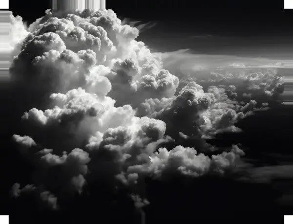 Photo monochrome noir et blanc de gros nuages gonflés dans le ciel, avec des zones claires et sombres contrastées. Ce Tableau Cloudy Nuages Coton Noir et Blanc ajoute une touche de sophistication à toute décoration intérieure.