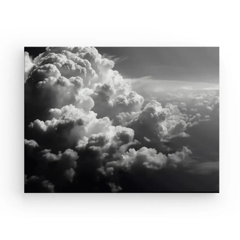 Image monochrome noir et blanc de nuages denses et gonflés dans le ciel, avec un soleil éclatant illuminant la partie supérieure droite. Parfait pour la décoration intérieure comme un Tableau Nuages Nuages Coton Noir et Blanc qui ajoute une touche d'élégance sereine à n'importe quelle pièce.