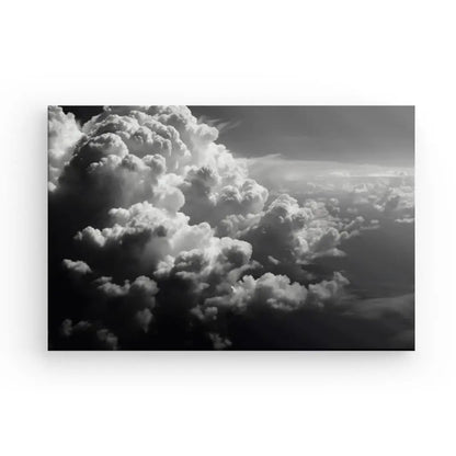 Une photographie en noir et blanc de nuages denses et pelucheux avec différentes nuances de gris, prise depuis une perspective aérienne, parfaite pour la décoration intérieure du Tableau Cloudy Nuages Coton Noir et Blanc.