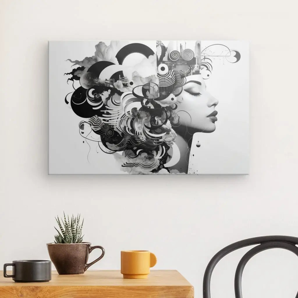 Un Tableau Portrait Patchwork Mélange Noir et Blanc mural, une œuvre d'art fascinante en noir et blanc, présente un profil latéral d'un visage de femme avec des motifs complexes et tourbillonnants dans ses cheveux. Ci-dessous, une table en bois contient deux tasses et une petite plante en pot à côté d’une chaise noire.