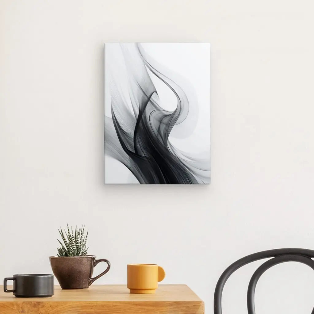 Art abstrait noir et blanc minimaliste sur un mur au-dessus d'une table en bois avec une tasse grise, une tasse jaune, une petite succulente en pot et une chaise noire. Le tableau Tableau Vapeur Fumée Noire Fond Blanc ajoute une touche de sophistication à l'espace.
