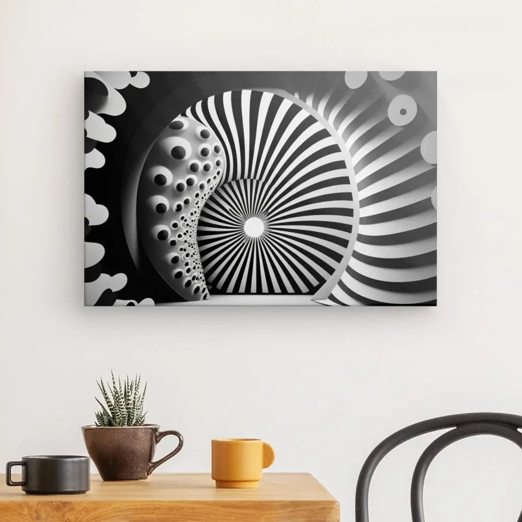 Une œuvre d'art abstraite en noir et blanc présentant des motifs en spirale et circulaires, rappelant une illusion optique, est accrochée sur un mur blanc au-dessus d'une table en bois avec une petite plante et deux tasses, à côté d'une chaise noire. Ce Tableau Moderne 3D Hypnotique Noir et Blanc ajoute une touche intrigante à la décoration intérieure.